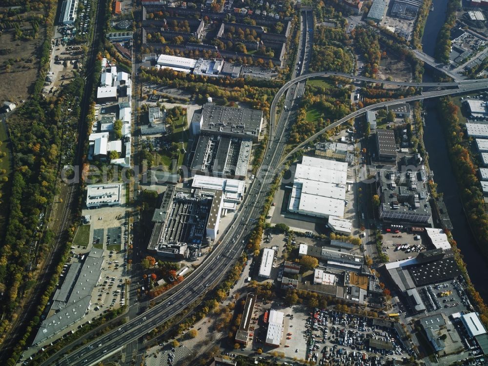 Aerial image Berlin - Industrial estate and company settlement between Teltow channel and federal motorway A100 in the Tempelhof part of Berlin in Germany. The area is located at the motorway exit Gradestrasse. It consists of several company compounds and halls such as Loxxess