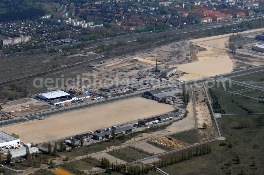 Aerial image Berlin - Blick auf eine Planfläche im Gewerbegebiet Flugplatz Johannisthal am Groß-Berliner Damm. Das Gelände dient heute als Baufläche für Einfamilienhäuser und als Gewerbegebiet. Des weiteren befindet sich heute auf dem Gelände unter an derem der Aerodynamische Park als Teil des Campus der Humboldt-Universität zu Berlin. Der Name des Platzes weist auf den besonderen Charakter und die historische wie architektonische Bedeutung durch die prägnanten und dominierenden Baudenkmale der ehemaligen Deutschen Versuchsanstalt für Luftfahrt e.V. hin. Das mittlerweile entstandene grüne Biotop auf der Fläche der ehemaligen Start- und Landebahn ist in eine Parklandschaft integriert worden, dem Europapark, der nach einem Wettbewerb seit den späten 1990er Jahren hier entsteht.