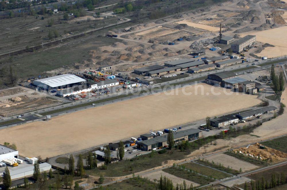 Aerial photograph Berlin - Blick auf eine Planfläche im Gewerbegebiet Flugplatz Johannisthal am Groß-Berliner Damm. Das Gelände dient heute als Baufläche für Einfamilienhäuser und als Gewerbegebiet. Des weiteren befindet sich heute auf dem Gelände unter an derem der Aerodynamische Park als Teil des Campus der Humboldt-Universität zu Berlin. Der Name des Platzes weist auf den besonderen Charakter und die historische wie architektonische Bedeutung durch die prägnanten und dominierenden Baudenkmale der ehemaligen Deutschen Versuchsanstalt für Luftfahrt e.V. hin. Das mittlerweile entstandene grüne Biotop auf der Fläche der ehemaligen Start- und Landebahn ist in eine Parklandschaft integriert worden, dem Europapark, der nach einem Wettbewerb seit den späten 1990er Jahren hier entsteht.