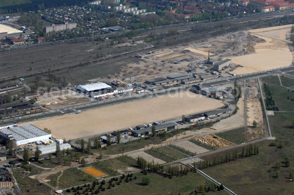 Berlin from above - Blick auf eine Planfläche im Gewerbegebiet Flugplatz Johannisthal am Groß-Berliner Damm. Das Gelände dient heute als Baufläche für Einfamilienhäuser und als Gewerbegebiet. Des weiteren befindet sich heute auf dem Gelände unter an derem der Aerodynamische Park als Teil des Campus der Humboldt-Universität zu Berlin. Der Name des Platzes weist auf den besonderen Charakter und die historische wie architektonische Bedeutung durch die prägnanten und dominierenden Baudenkmale der ehemaligen Deutschen Versuchsanstalt für Luftfahrt e.V. hin. Das mittlerweile entstandene grüne Biotop auf der Fläche der ehemaligen Start- und Landebahn ist in eine Parklandschaft integriert worden, dem Europapark, der nach einem Wettbewerb seit den späten 1990er Jahren hier entsteht.