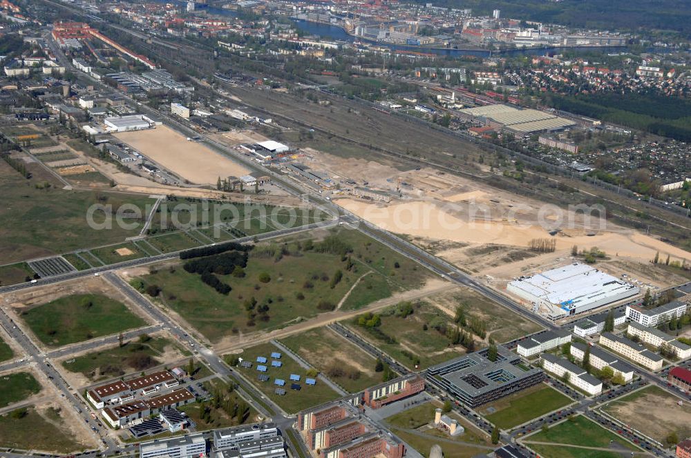 Berlin from the bird's eye view: Blick auf eine Planfläche im Gewerbegebiet Flugplatz Johannisthal am Groß-Berliner Damm. Das Gelände dient heute als Baufläche für Einfamilienhäuser und als Gewerbegebiet. Des weiteren befindet sich heute auf dem Gelände unter an derem der Aerodynamische Park als Teil des Campus der Humboldt-Universität zu Berlin. Der Name des Platzes weist auf den besonderen Charakter und die historische wie architektonische Bedeutung durch die prägnanten und dominierenden Baudenkmale der ehemaligen Deutschen Versuchsanstalt für Luftfahrt e.V. hin. Das mittlerweile entstandene grüne Biotop auf der Fläche der ehemaligen Start- und Landebahn ist in eine Parklandschaft integriert worden, dem Europapark, der nach einem Wettbewerb seit den späten 1990er Jahren hier entsteht.