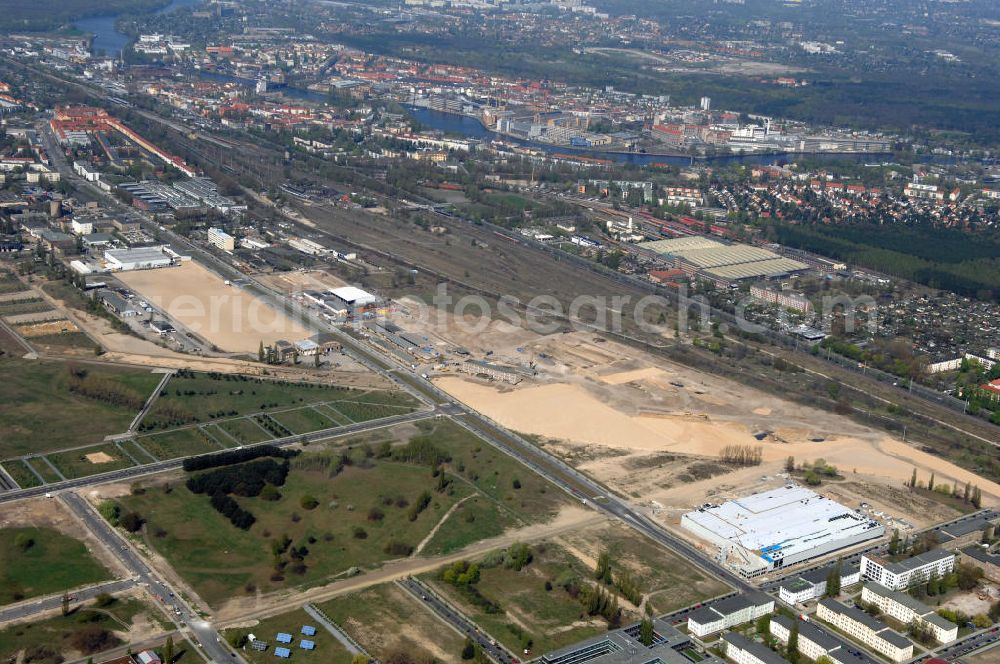 Aerial image Berlin - Blick auf eine Planfläche im Gewerbegebiet Flugplatz Johannisthal am Groß-Berliner Damm. Das Gelände dient heute als Baufläche für Einfamilienhäuser und als Gewerbegebiet. Des weiteren befindet sich heute auf dem Gelände unter an derem der Aerodynamische Park als Teil des Campus der Humboldt-Universität zu Berlin. Der Name des Platzes weist auf den besonderen Charakter und die historische wie architektonische Bedeutung durch die prägnanten und dominierenden Baudenkmale der ehemaligen Deutschen Versuchsanstalt für Luftfahrt e.V. hin. Das mittlerweile entstandene grüne Biotop auf der Fläche der ehemaligen Start- und Landebahn ist in eine Parklandschaft integriert worden, dem Europapark, der nach einem Wettbewerb seit den späten 1990er Jahren hier entsteht.