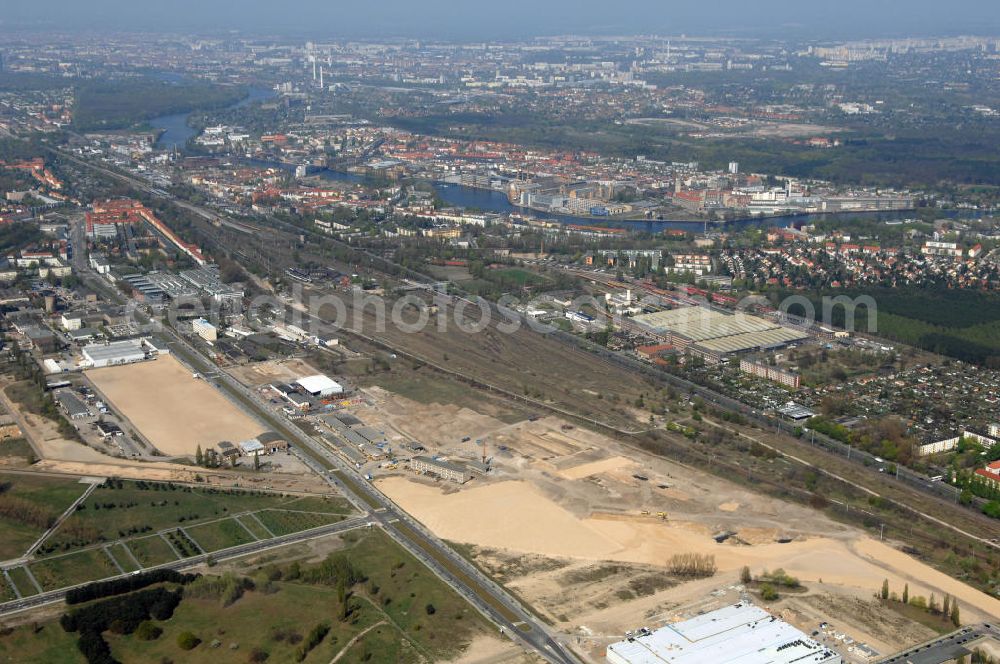 Berlin from above - Blick auf eine Planfläche im Gewerbegebiet Flugplatz Johannisthal am Groß-Berliner Damm. Das Gelände dient heute als Baufläche für Einfamilienhäuser und als Gewerbegebiet. Des weiteren befindet sich heute auf dem Gelände unter an derem der Aerodynamische Park als Teil des Campus der Humboldt-Universität zu Berlin. Der Name des Platzes weist auf den besonderen Charakter und die historische wie architektonische Bedeutung durch die prägnanten und dominierenden Baudenkmale der ehemaligen Deutschen Versuchsanstalt für Luftfahrt e.V. hin. Das mittlerweile entstandene grüne Biotop auf der Fläche der ehemaligen Start- und Landebahn ist in eine Parklandschaft integriert worden, dem Europapark, der nach einem Wettbewerb seit den späten 1990er Jahren hier entsteht.