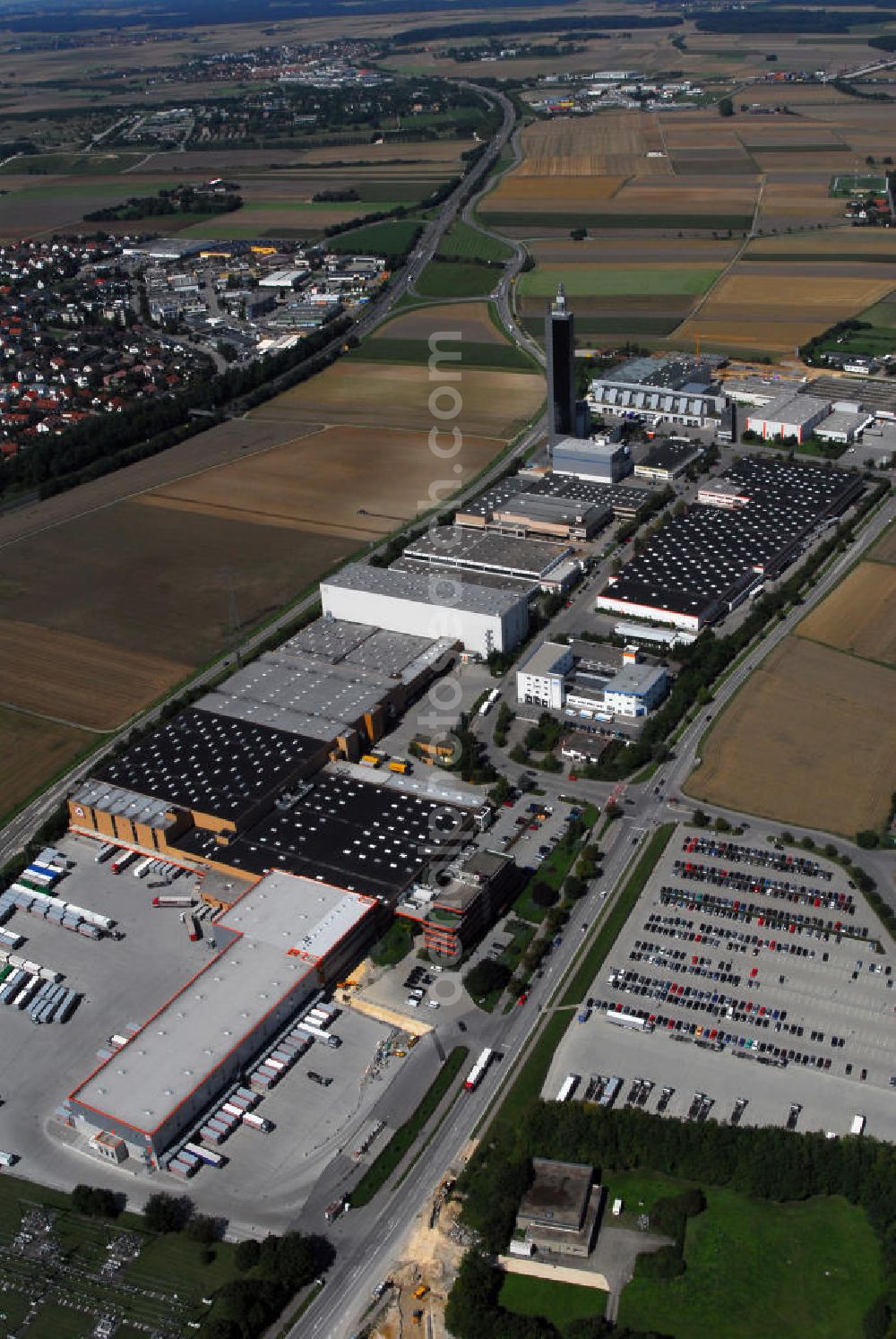 Aerial image Ulm - 01.09.2006 Ulm Im Gewerbegebiet Franzenhauserweg in Ulms nördlichem Stadtteil Jungingen steht das Getreidesilo der Schapfenmühle. Erstmals wurde sie 1452 urkundlich erwähnt, was sie zum ältesten, noch produzierenden Unternehmen Ulms macht. Außerdem im Gewerbegebiet zu finden ist die Zentrale der Drogeriemarktkette Müller, das Beschussamt Ulm, eine Polizeihundeführerstaffel, die Firma Gardena und viele weitere. Oben links ist der eher kleinere Stadtteil Lehr zu sehen.Kontakt: Carl Künkele zur SchapfenMühle GmbH & Co. KG, Franzenhauserweg 21 89081 Ulm/ Jungingen, Tel. +49(0)731 96746 0, Fax +49(0)731 96746 50, Email: info@schapfenmuehle.de