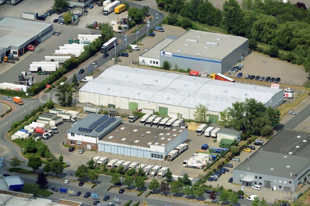 Aerial photograph Garbsen - Commerce area Garbsen-East in Garbsen in the state of Lower Saxony. The commercial area includes several halls, storage facilities, company buildings and parking lots. It is located adjacent to a field in the East of the town centre