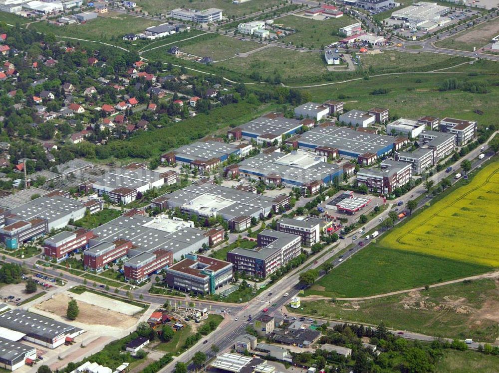 Aerial photograph Berlin - Mahlsdorf - Gewerbegebiet der GIP (Gewerbe im Park) und der DIFA an der B1 in Berlin - Mahlsdorf.