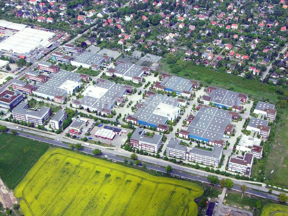 Aerial image Berlin - Mahlsdorf - Gewerbegebiet der GIP (Gewerbe im Park) und der DIFA an der B1 in Berlin - Mahlsdorf.