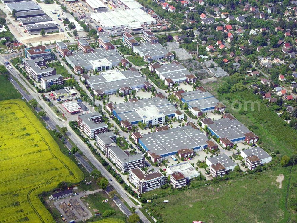 Berlin - Mahlsdorf from the bird's eye view: Gewerbegebiet der GIP (Gewerbe im Park) und der DIFA an der B1 in Berlin - Mahlsdorf.