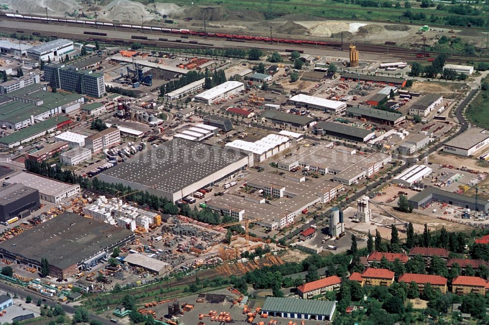 Aerial photograph Berlin - In the commercial area Grenzgrabenstrasse corner Buerknersfelder-street, near the north-south tangent Rhintrasse in Stadtbezierk Hohenschoenhausen different construction, manufacturing and distribution companies have their places of business