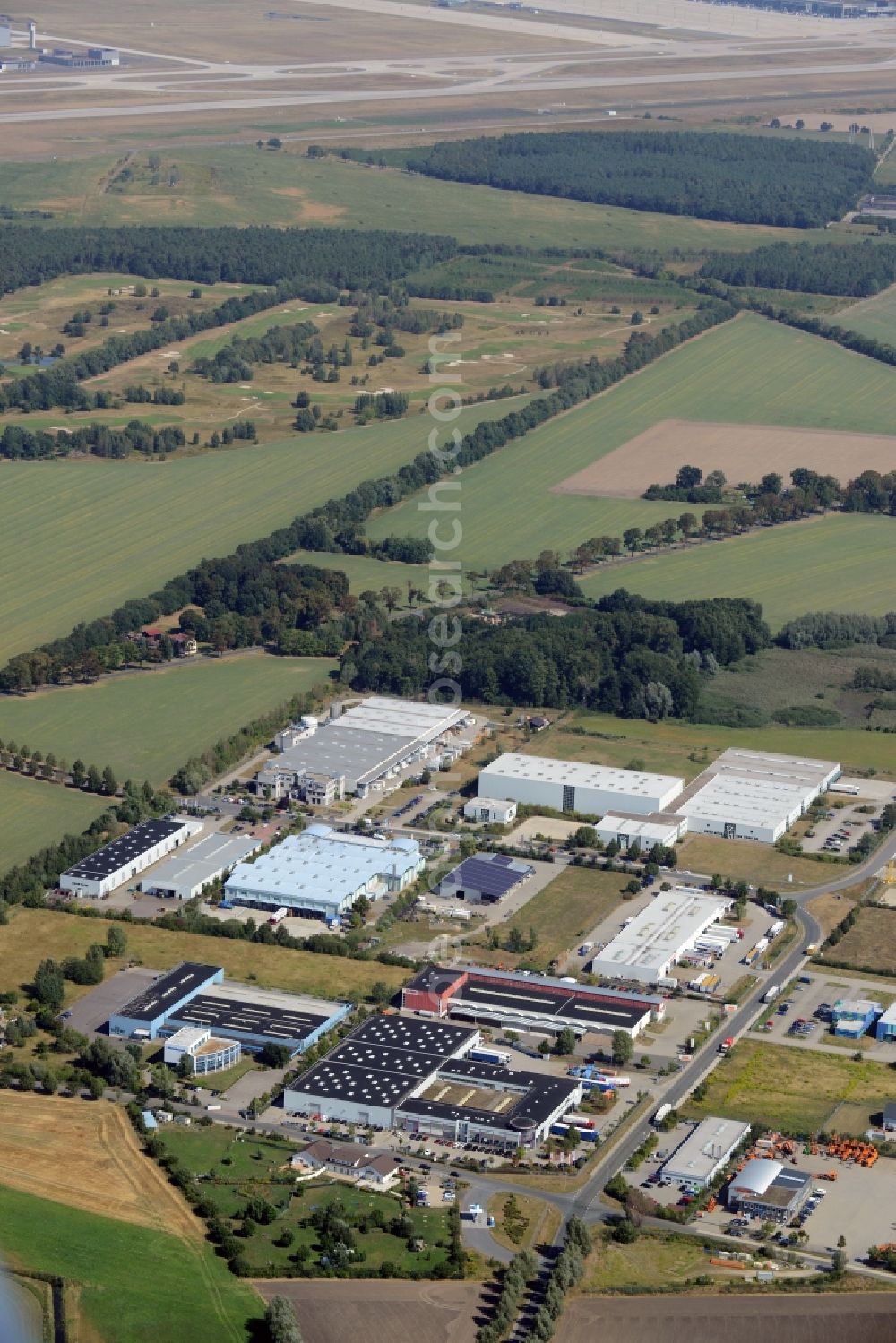 Aerial photograph Blankenfelde-Mahlow - Industrial estate and company settlement of Gross Kienitz in Blankenfelde-Mahlow in the state of Brandenburg. The area with its companies and stores is located in the Southeast of the borough, surrounded by fields and forest