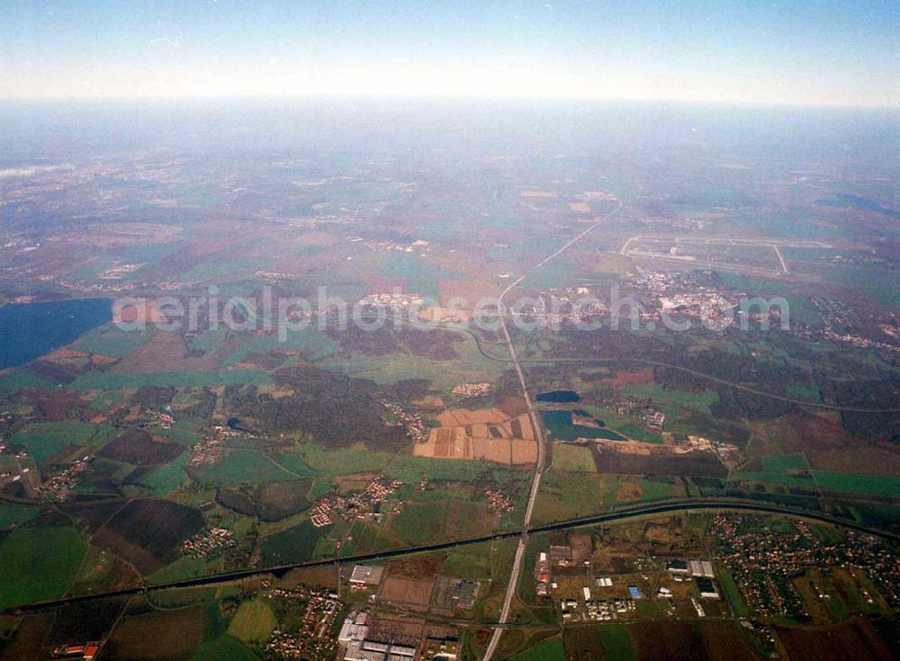 Aerial image Leipzig - Gröbers - Gewerbegebiet Großkugel an der BAB A14 (Nähe Schkeuditzer Kreuz) ein Projekt der HVB Immobilienmanagement AG Blick nach Nord im Bild auch Flughafen Leipzig - Halle 06.11.2002