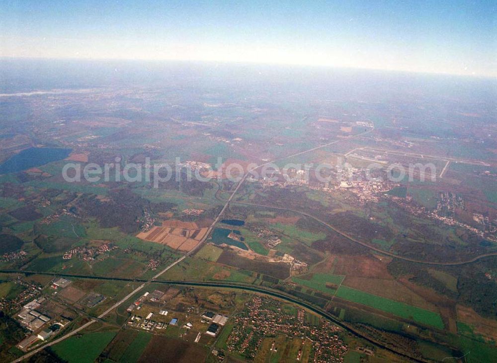 Aerial image Leipzig - Gröbers - Gewerbegebiet Großkugel an der BAB A14 (Nähe Schkeuditzer Kreuz) ein Projekt der HVB Immobilienmanagement AG Blick nach Nord im Bild auch Flughafen Leipzig - Halle 06.11.2002