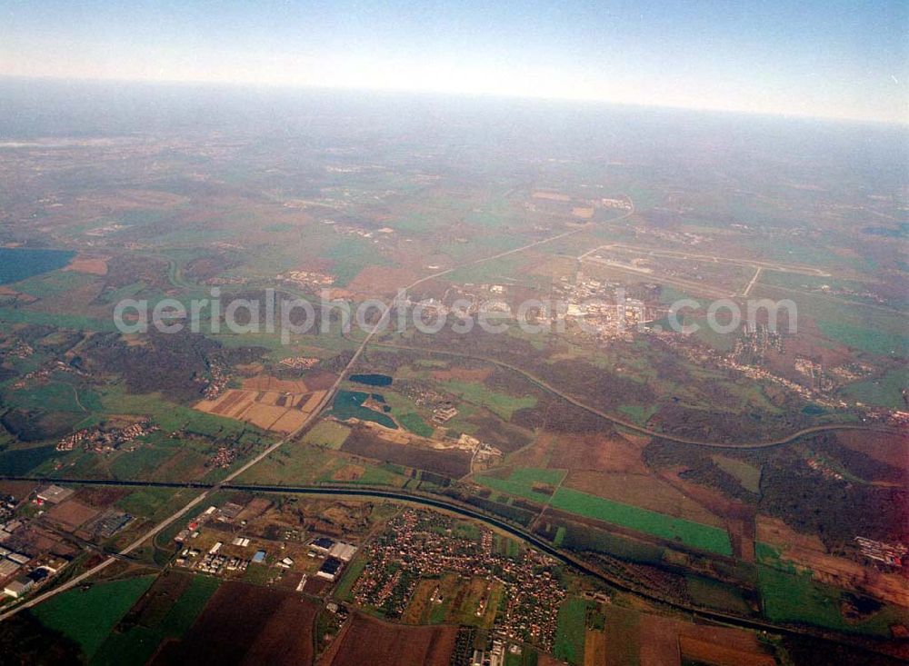 Aerial photograph Leipzig - Gröbers - Gewerbegebiet Großkugel an der BAB A14 (Nähe Schkeuditzer Kreuz) ein Projekt der HVB Immobilienmanagement AG Blick nach Nord im Bild auch Flughafen Leipzig - Halle 06.11.2002