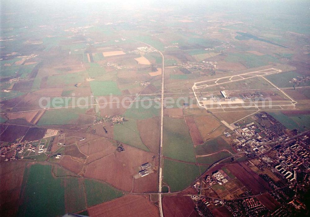 Aerial photograph Leipzig - Gröbers - Gewerbegebiet Großkugel an der BAB A14 (Nähe Schkeuditzer Kreuz) ein Projekt der HVB Immobilienmanagement AG Blick nach Nord im Bild auch Flughafen Leipzig - Halle 06.11.2002