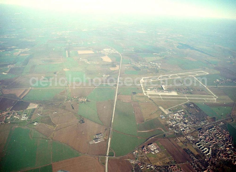 Leipzig - Gröbers from the bird's eye view: Gewerbegebiet Großkugel an der BAB A14 (Nähe Schkeuditzer Kreuz) ein Projekt der HVB Immobilienmanagement AG Blick nach Nord im Bild auch Flughafen Leipzig - Halle 06.11.2002