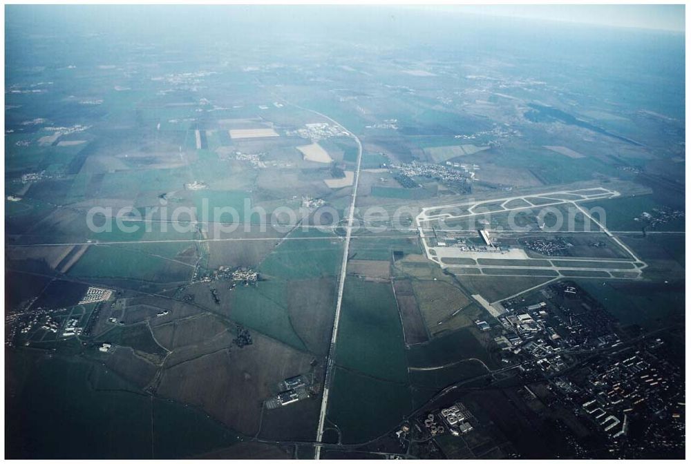 Aerial image Leipzig - Gröbers - Gewerbegebiet Großkugel an der BAB A14 (Nähe Schkeuditzer Kreuz) ein Projekt der HVB Immobilienmanagement AG Blick nach Nord im Bild auch Flughafen Leipzig - Halle 06.11.2002