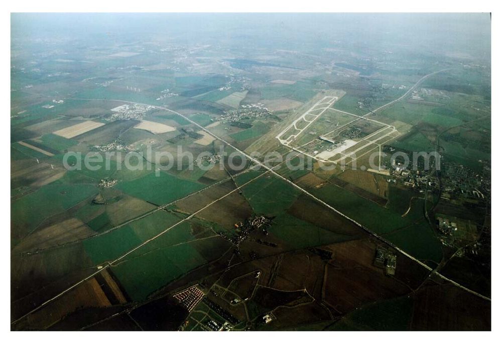 Aerial photograph Leipzig - Gröbers - Gewerbegebiet Großkugel an der BAB A14 (Nähe Schkeuditzer Kreuz) ein Projekt der HVB Immobilienmanagement AG Blick nach Nordost im Bild auch Flughafen Leipzig - Halle 06.11.2002