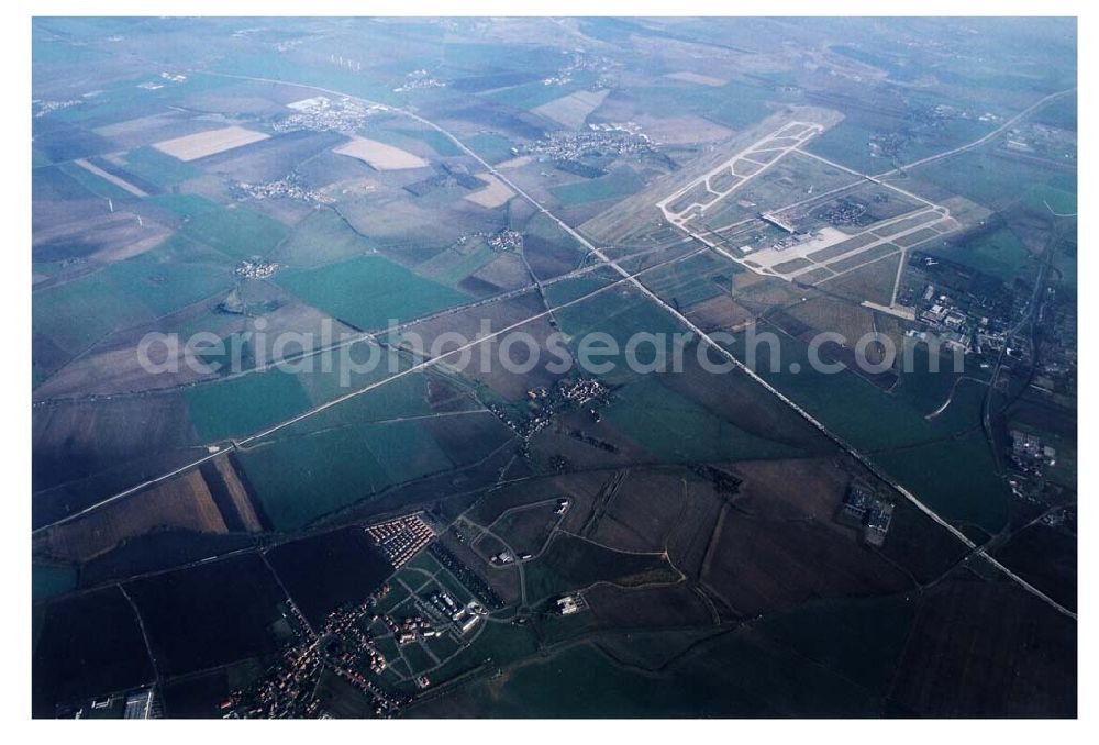 Leipzig - Gröbers from the bird's eye view: Gewerbegebiet Großkugel an der BAB A14 (Nähe Schkeuditzer Kreuz) ein Projekt der HVB Immobilienmanagement AG Blick nach Nordost im Bild auch Flughafen Leipzig - Halle 06.11.2002