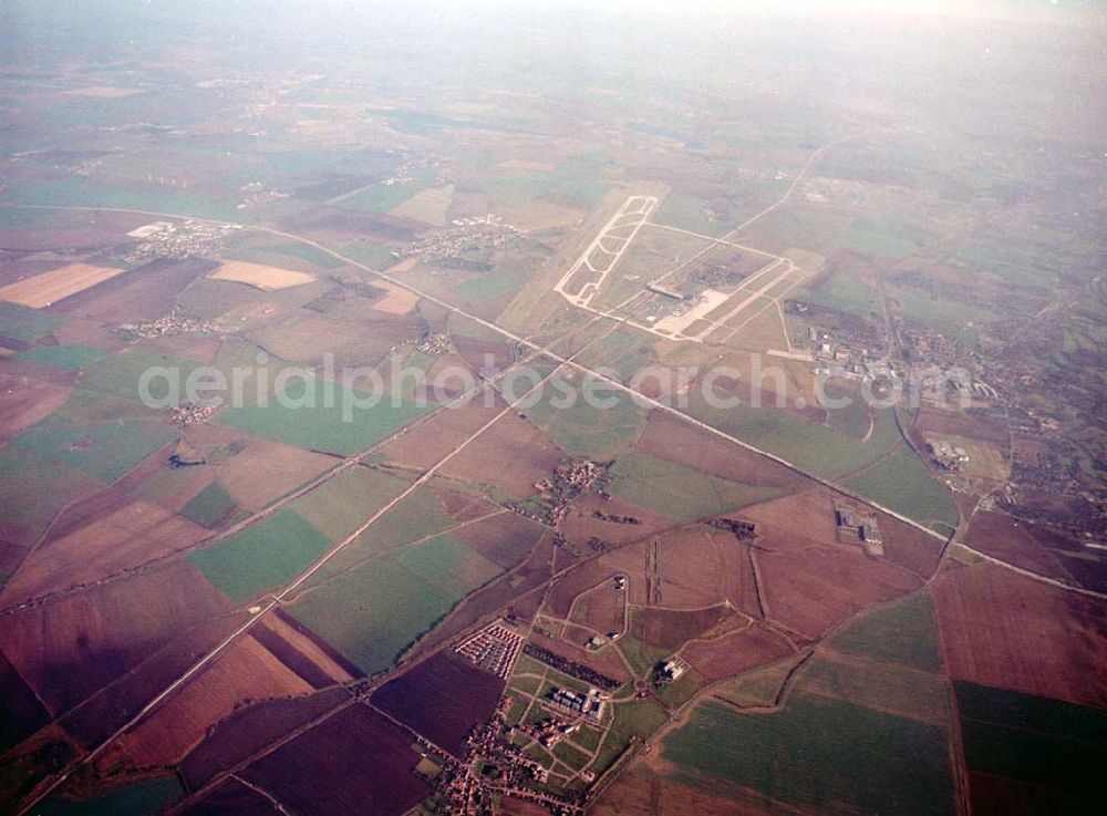 Aerial photograph Leipzig - Gröbers - Gewerbegebiet Großkugel an der BAB A14 (Nähe Schkeuditzer Kreuz) ein Projekt der HVB Immobilienmanagement AG Blick nach Nordost im Bild auch Flughafen Leipzig - Halle 06.11.2002