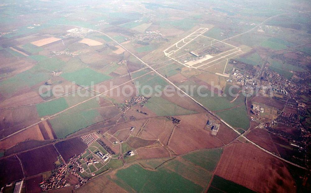 Leipzig - Gröbers from the bird's eye view: Gewerbegebiet Großkugel an der BAB A14 (Nähe Schkeuditzer Kreuz) ein Projekt der HVB Immobilienmanagement AG Blick nach Nordost im Bild auch Flughafen Leipzig - Halle 06.11.2002