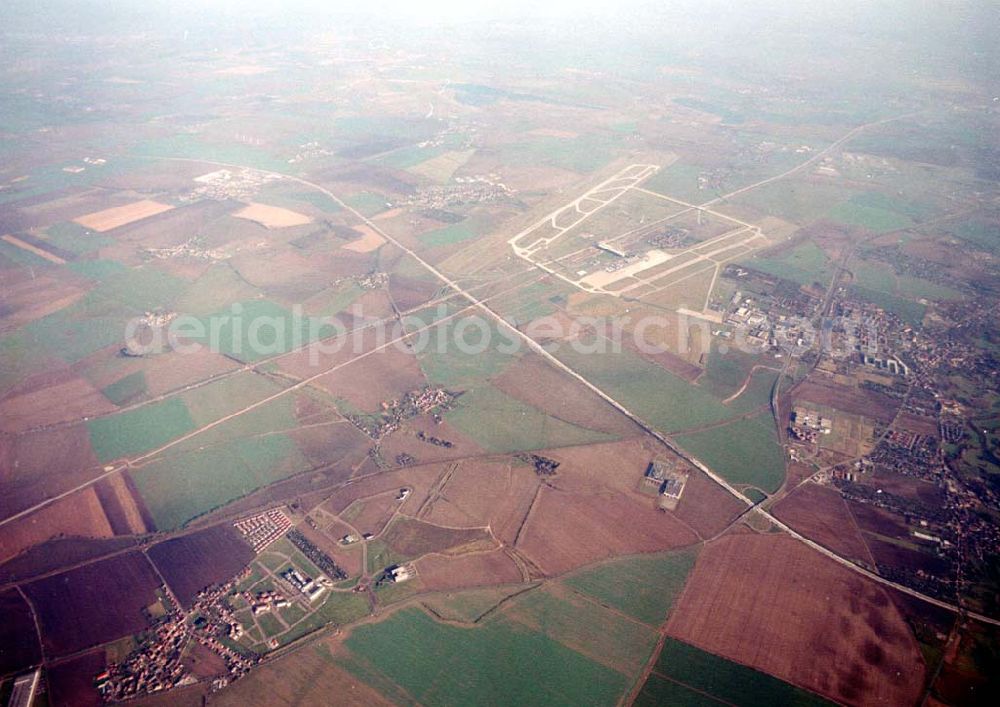 Aerial image Leipzig - Gröbers - Gewerbegebiet Großkugel an der BAB A14 (Nähe Schkeuditzer Kreuz) ein Projekt der HVB Immobilienmanagement AG Blick nach Nordost im Bild auch Flughafen Leipzig - Halle 06.11.2002