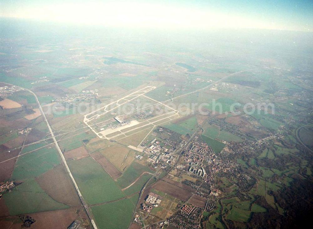 Aerial photograph Leipzig - Gröbers - Gewerbegebiet Großkugel an der BAB A14 (Nähe Schkeuditzer Kreuz) ein Projekt der HVB Immobilienmanagement AG Blick nach Nordost im Bild auch Flughafen Leipzig - Halle 06.11.2002