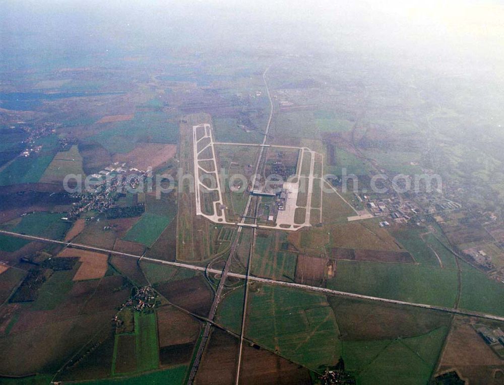 Aerial image Leipzig - Gröbers - Gewerbegebiet Großkugel an der BAB A14 (Nähe Schkeuditzer Kreuz) ein Projekt der HVB Immobilienmanagement AG Blick nach Ost im Bild auch Flughafen Leipzig - Halle 06.11.2002