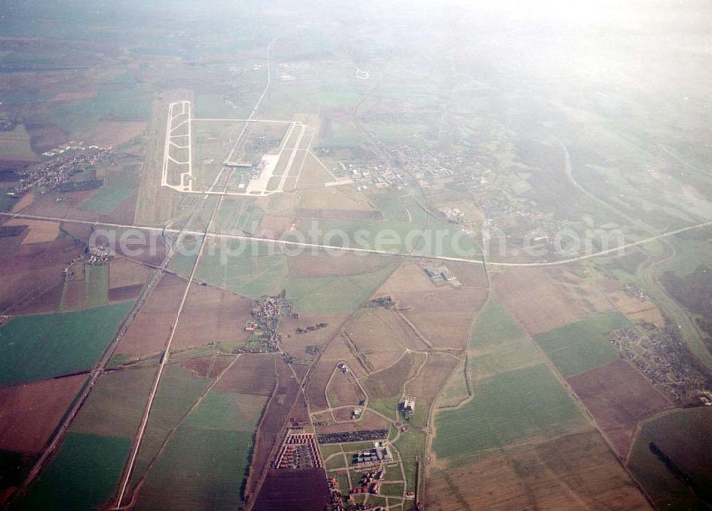 Leipzig - Gröbers from the bird's eye view: Gewerbegebiet Großkugel an der BAB A14 (Nähe Schkeuditzer Kreuz) ein Projekt der HVB Immobilienmanagement AG Blick nach Ost im Bild auch Flughafen Leipzig - Halle 06.11.2002