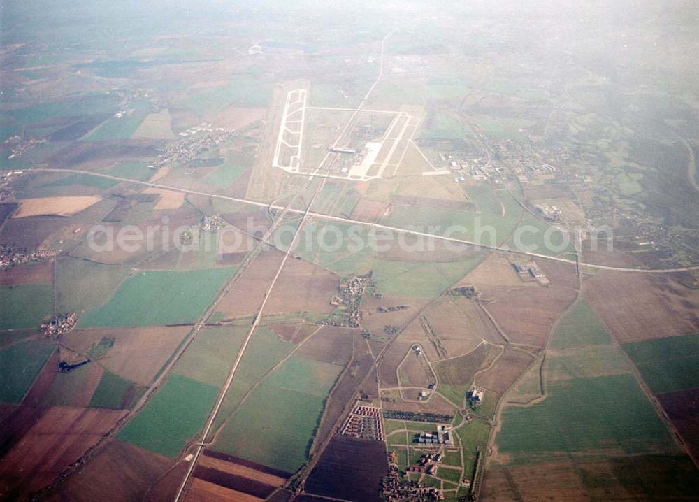 Aerial image Leipzig - Gröbers - Gewerbegebiet Großkugel an der BAB A14 (Nähe Schkeuditzer Kreuz) ein Projekt der HVB Immobilienmanagement AG Blick nach Ost im Bild auch Flughafen Leipzig - Halle 06.11.2002