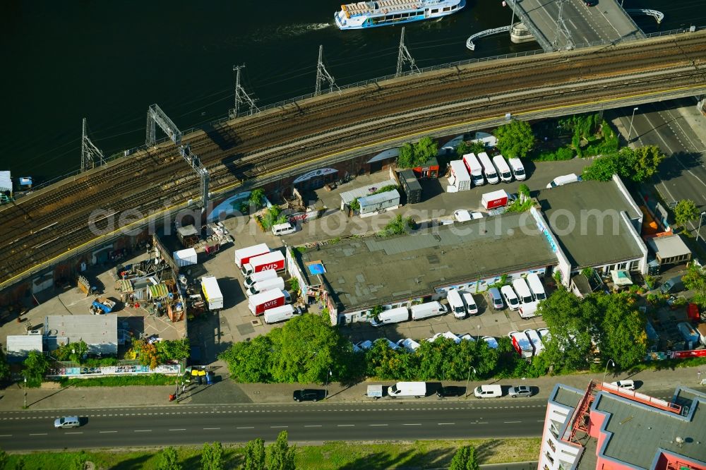 Aerial photograph Berlin - Industrial estate and company settlement on Holzmarktstrasse in the district Friedrichshain in Berlin, Germany