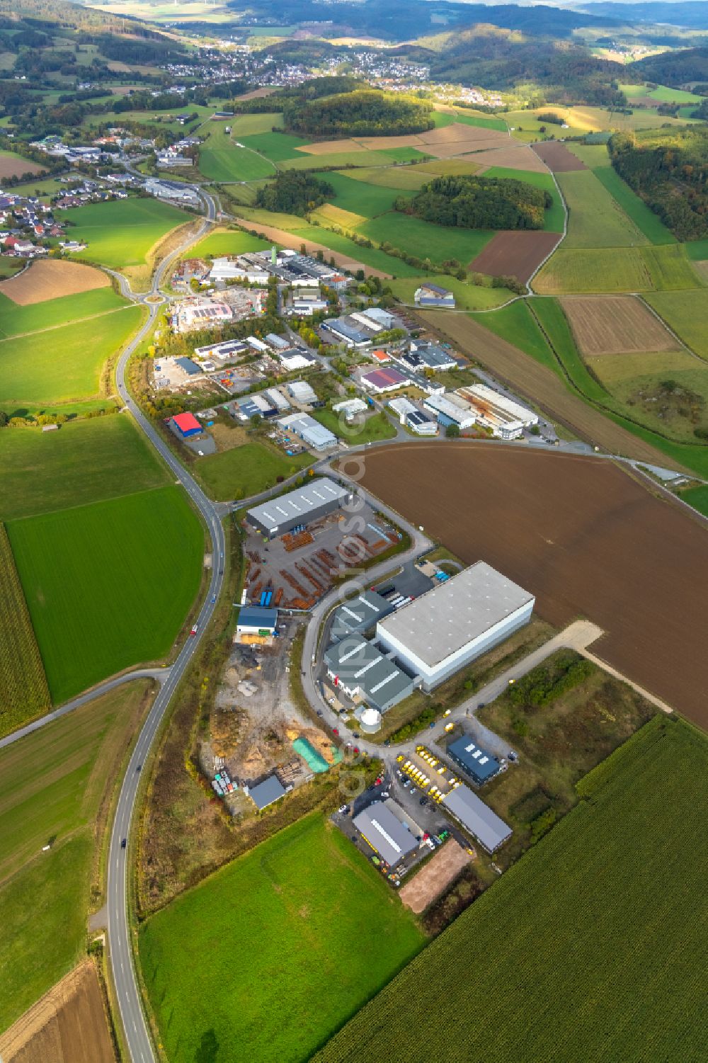 Höveringhausen from above - Industrial estate and company settlement on street Im Braukhaussiepen in Hoeveringhausen in the state North Rhine-Westphalia, Germany