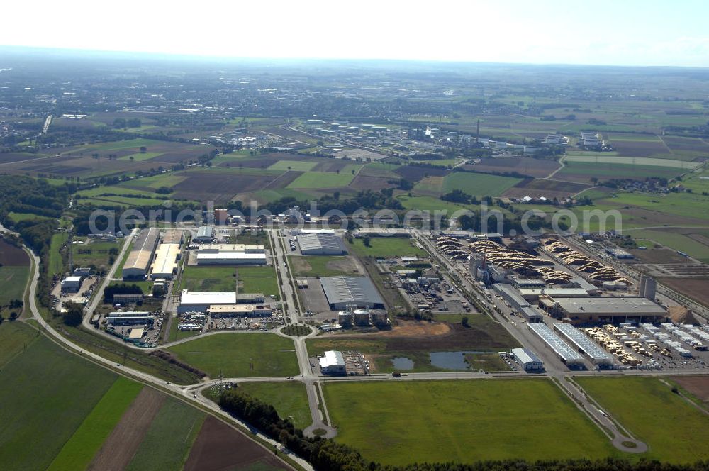 INGOLSTADT from above - Im bayerischen Städtekreuz München, Regensburg, Nürnberg und Augsburg liegt der InterPark. Das Gewerbegebiet bietet eine Gesamtfläche von rund zwei Millionen Quadratmeter. Ein Projekt der HVB-Immobilien AG.