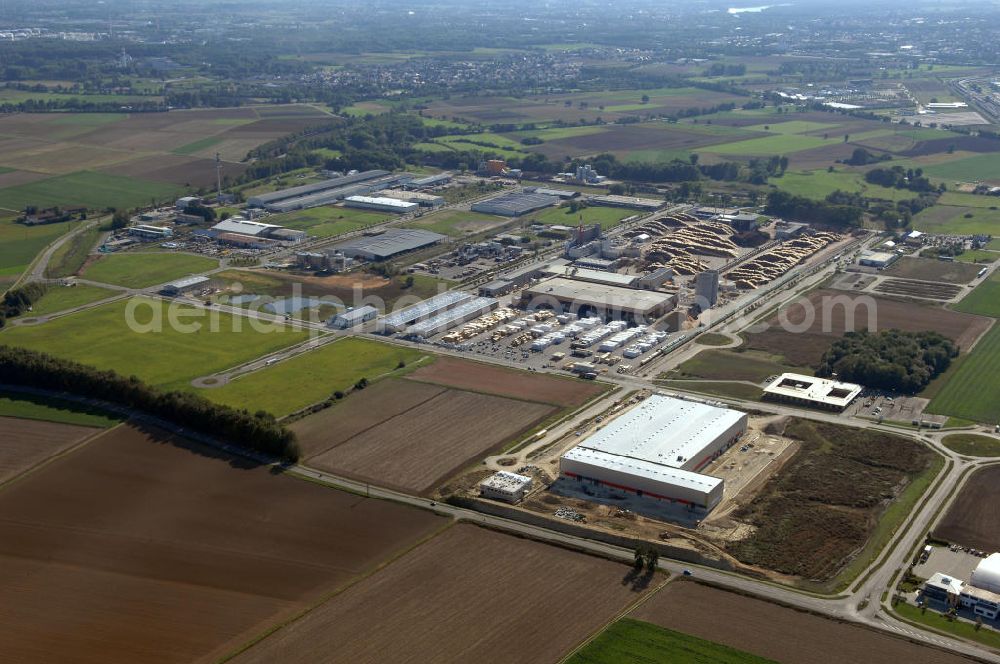 INGOLSTADT from above - Im bayerischen Städtekreuz München, Regensburg, Nürnberg und Augsburg liegt der InterPark. Das Gewerbegebiet bietet eine Gesamtfläche von rund zwei Millionen Quadratmeter. Ein Projekt der HVB-Immobilien AG.