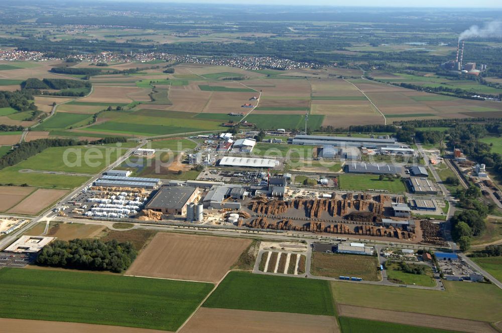 INGOLSTADT from above - Im bayerischen Städtekreuz München, Regensburg, Nürnberg und Augsburg liegt der InterPark. Das Gewerbegebiet bietet eine Gesamtfläche von rund zwei Millionen Quadratmeter. Ein Projekt der HVB-Immobilien AG.