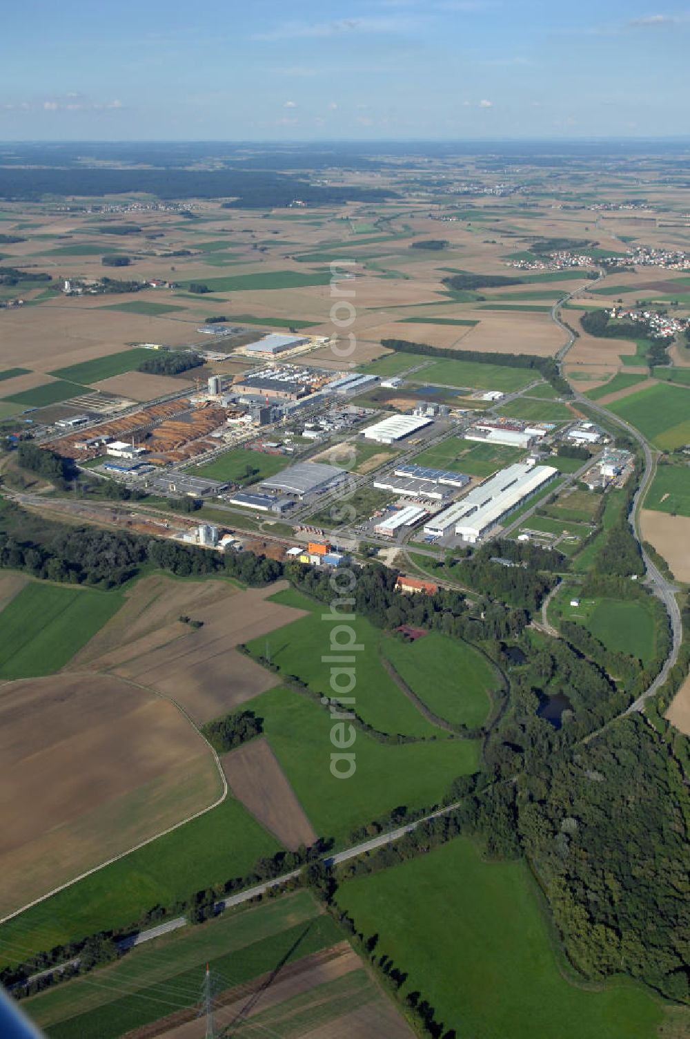 INGOLSTADT from above - Im bayerischen Städtekreuz München, Regensburg, Nürnberg und Augsburg liegt der InterPark. Das Gewerbegebiet bietet eine Gesamtfläche von rund zwei Millionen Quadratmeter. Ein Projekt der HVB-Immobilien AG.