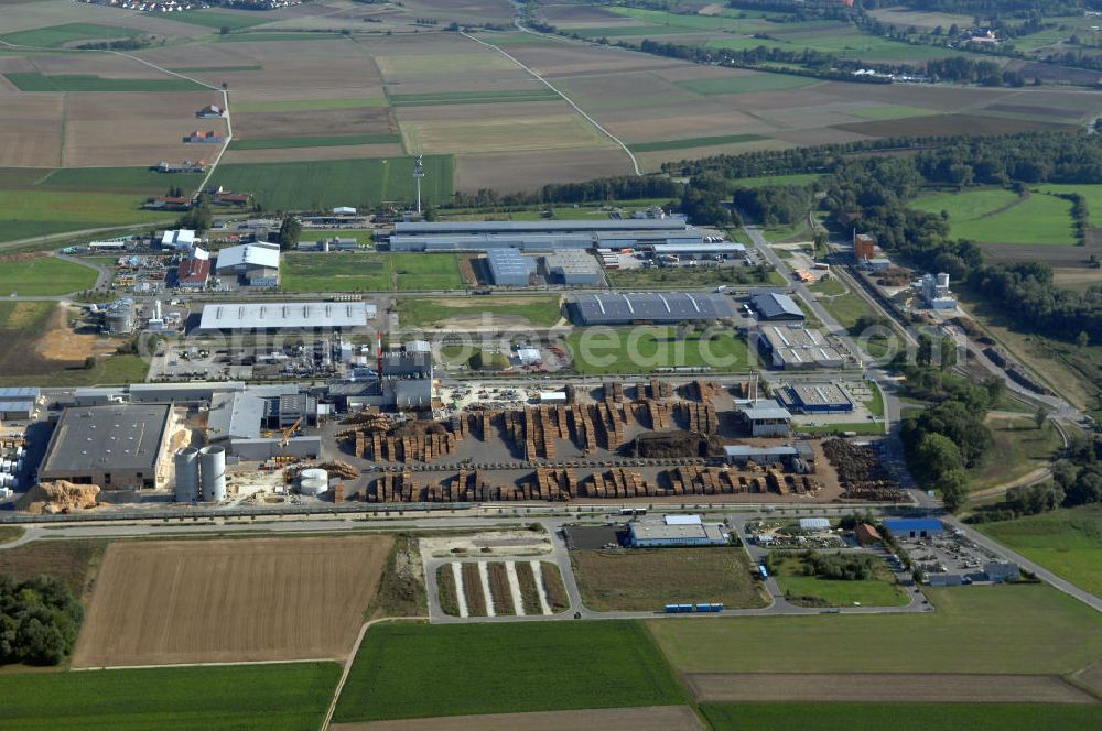 INGOLSTADT from above - Im bayerischen Städtekreuz München, Regensburg, Nürnberg und Augsburg liegt der InterPark. Das Gewerbegebiet bietet eine Gesamtfläche von rund zwei Millionen Quadratmeter. Ein Projekt der HVB-Immobilien AG.