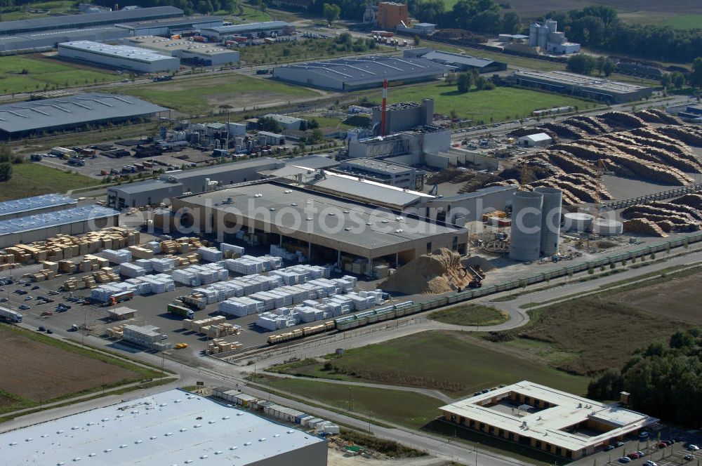 INGOLSTADT from above - Im bayerischen Städtekreuz München, Regensburg, Nürnberg und Augsburg liegt der InterPark. Das Gewerbegebiet bietet eine Gesamtfläche von rund zwei Millionen Quadratmeter. Ein Projekt der HVB-Immobilien AG.