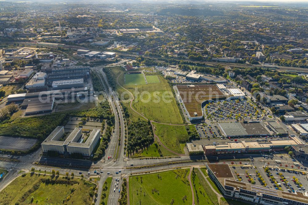 Aerial image Essen - Industrial estate and company settlement including the Kronenberg Shopping Mall, factoray and company buildings and empty construction sites in Essen in the state of North Rhine-Westphalia