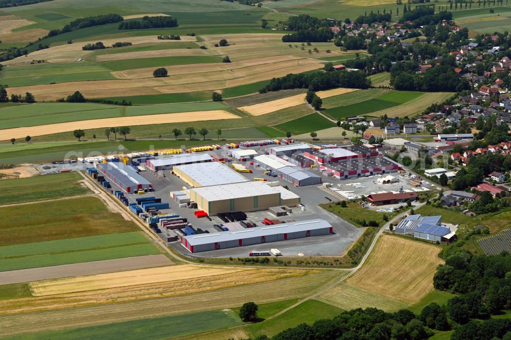 Neuenmarkt from the bird's eye view: Industrial estate and company settlement with Logistikzentrum on street Neue Siedlung in the district Hegnabrunn in Neuenmarkt in the state Bavaria, Germany