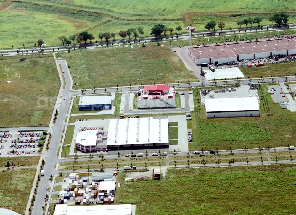 Aerial photograph Berlin - Mahlsdorf - Gewerbegebiet Mahlsdorf mit Discothek an der B1