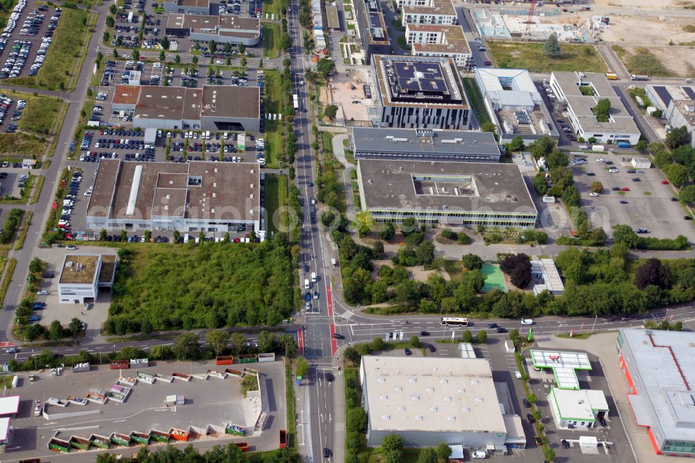 Aerial photograph Mainz - Industrial estate and company settlement on street Heiligkreuzweg - Emy-Roeder-Strasse in the district Weisenau in Mainz in the state Rhineland-Palatinate, Germany