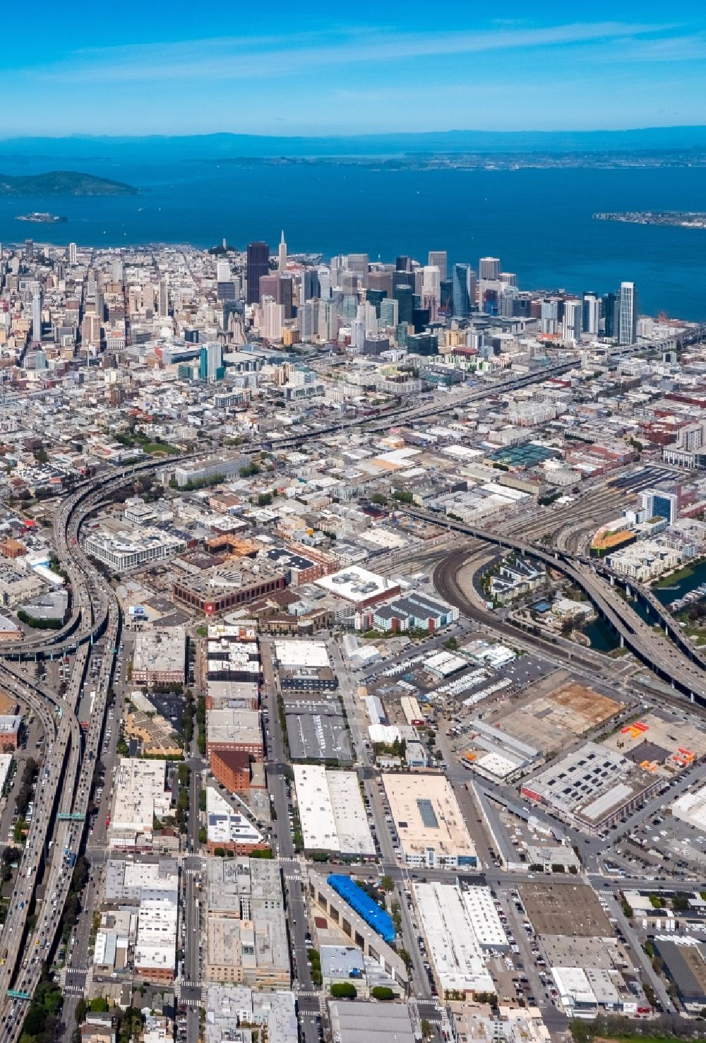 San Francisco from the bird's eye view: Industrial estate and company settlement Mission District in San Francisco in California, USA