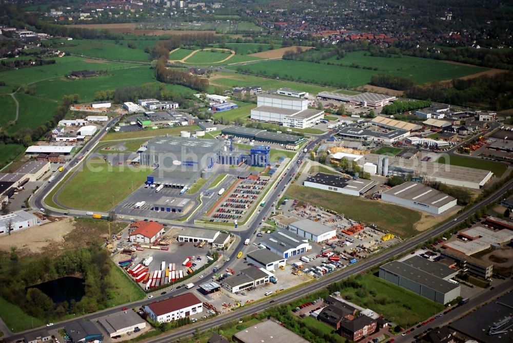 Aerial photograph Moers - Industrial area Huelsdonk-Nord in Moers in the state North Rhine-Westphalia, on which the food producer Onken, which belongs to the Emmi Group, has it's seat