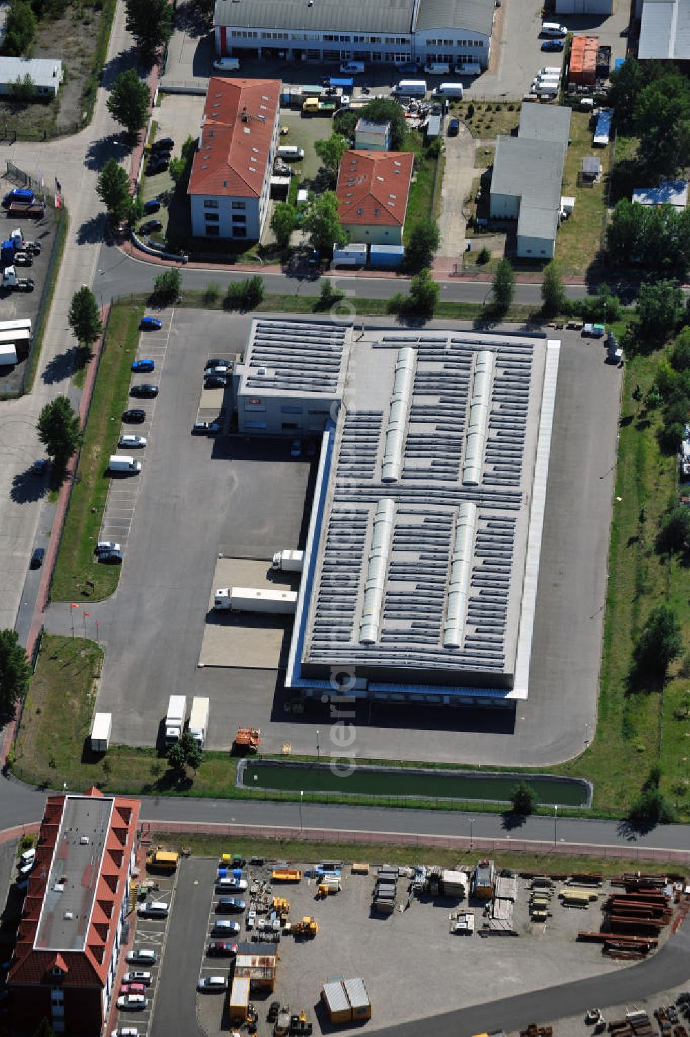 Aerial photograph Neuseddin - Gewerbeimmobilie an der Pappelallee 34 im Gewerbegebiet Neuseddin in Brandenburg. Ein Projekt der Unternehmensgruppe Markus Gerold. Commercial property at the street Pappelallee in the business park Neuseddin.