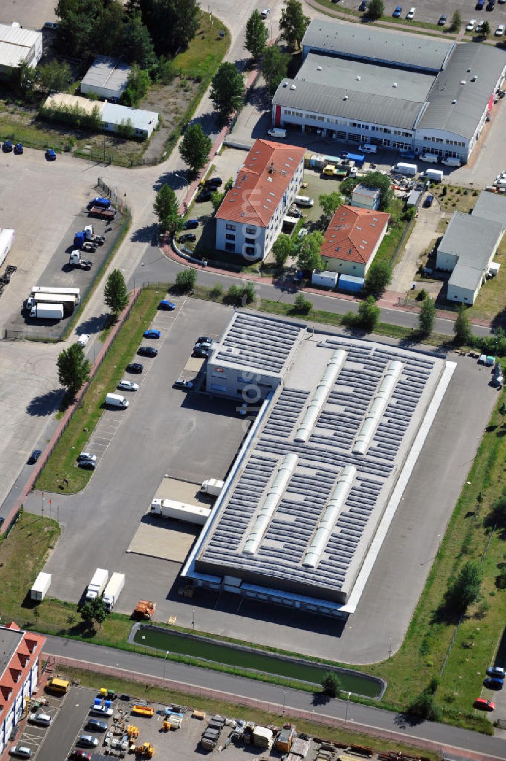 Neuseddin from the bird's eye view: Gewerbeimmobilie an der Pappelallee 34 im Gewerbegebiet Neuseddin in Brandenburg. Ein Projekt der Unternehmensgruppe Markus Gerold. Commercial property at the street Pappelallee in the business park Neuseddin.