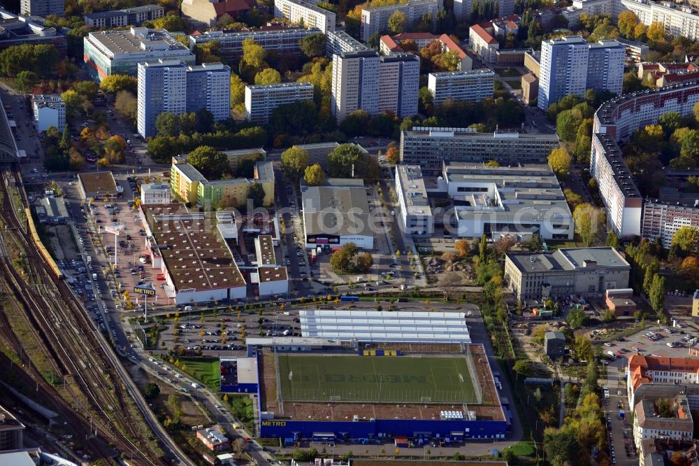 Berlin from the bird's eye view: View of an industrial park at the Ostbahnhof in Berlin - Friedrichshain with the company SB Furniture Boss Handelsgesellschaft mbH & Co. KG, the hardware store Hellweg GmbH & Co. KG and the wholesale market, Metro Cash & Carry Germany GmbH. On the roof of the Metro building a football field can be found. This sports facility is the location of the soccer games of the SG Blau Weiss Friedrichshain. The commercial area is located along the Berlin S-Bahn tracks