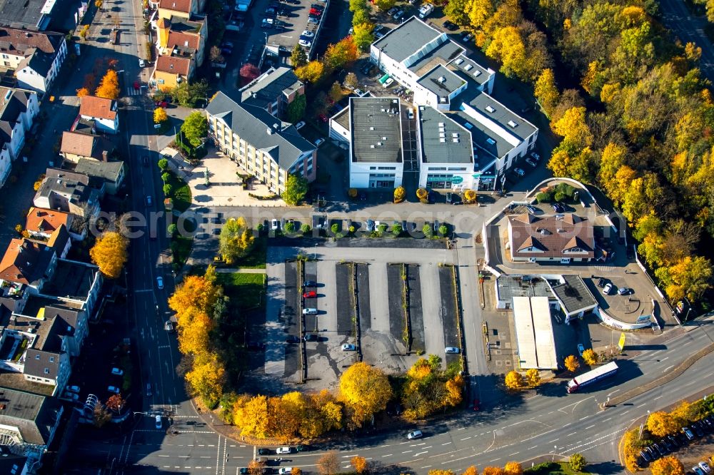 Neheim from the bird's eye view: Industrial estate and company settlement on Werler Strasse at a wooded area on the riverbank of the Moehne in Neheim in the state of North Rhine-Westphalia