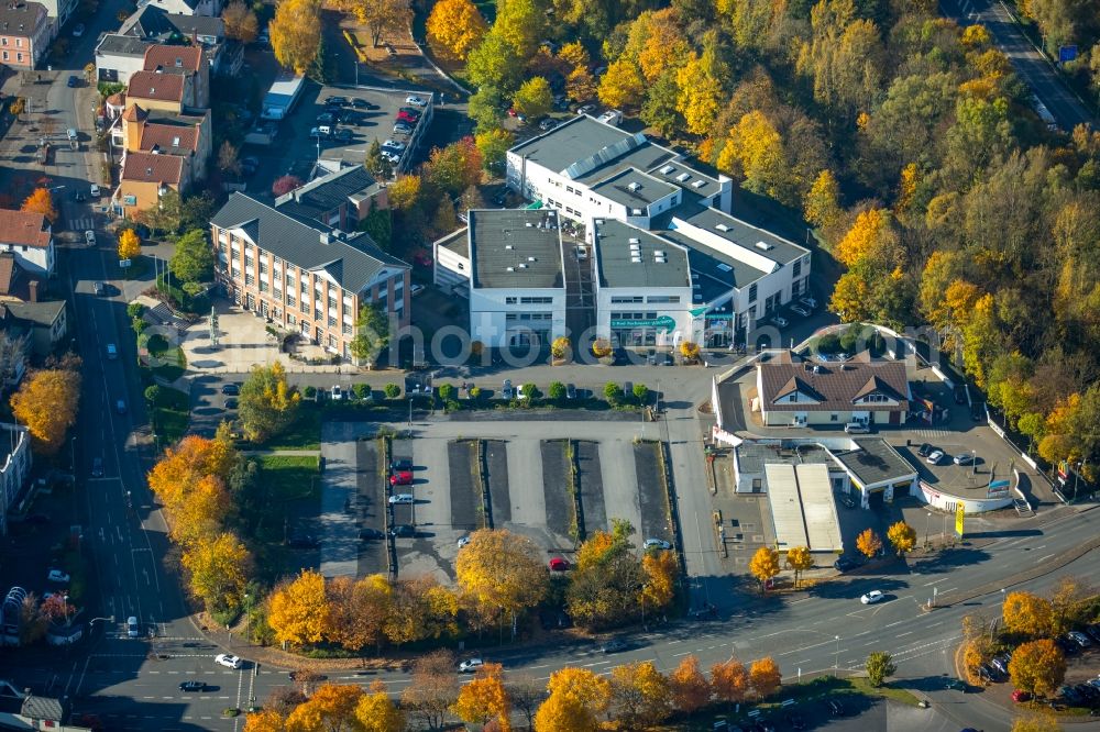 Aerial image Neheim - Industrial estate and company settlement on Werler Strasse at a wooded area on the riverbank of the Moehne in Neheim in the state of North Rhine-Westphalia