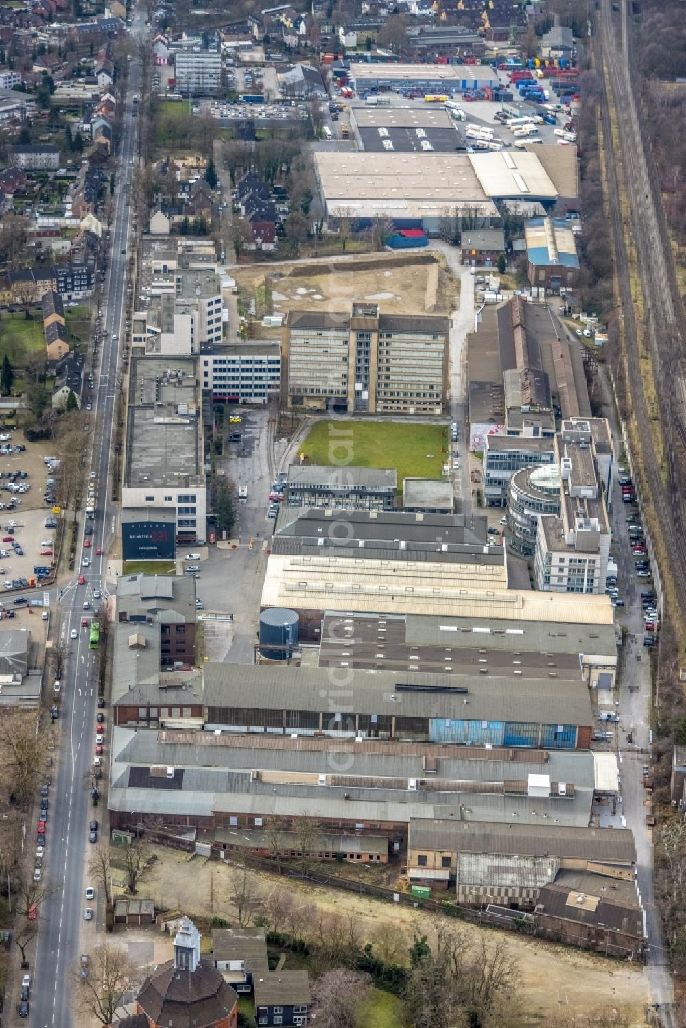 Oberhausen from the bird's eye view: Industrial estate and company settlement of Quartier231 with logistics buildings and office buildings and the development area of the industrial wasteland along the Duisburger Strasse in Oberhausen at Ruhrgebiet in the state North Rhine-Westphalia, Germany