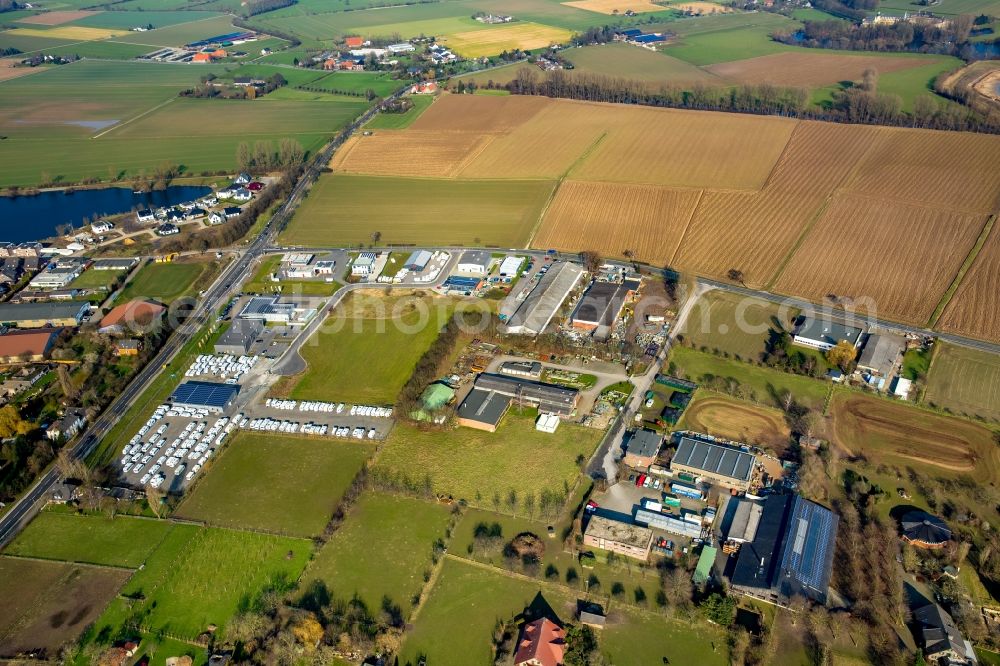 Aerial photograph Rees - Industrial estate and company settlement on Rauhe Strasse on the Eastern edge of Rees in the state of North Rhine-Westphalia